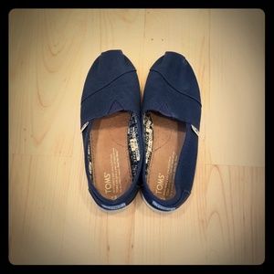 Toms navy blue canvas shoes